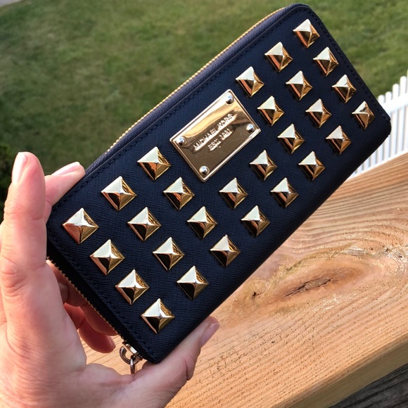 😍STUNNING 😍! Limited Edition Pyramid Stud Set 😍 - Picture 7 of 8